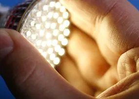 Hand an LED Lampe